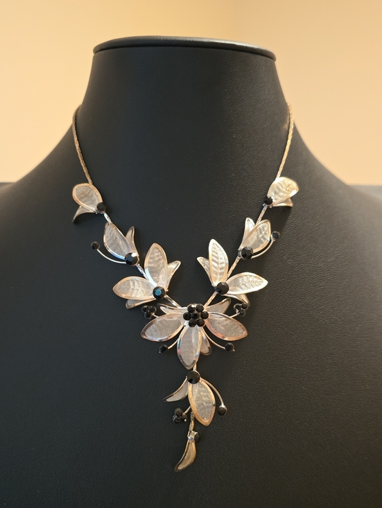 Jewelry - Floral Leaf Drop Necklace in Silver and Black